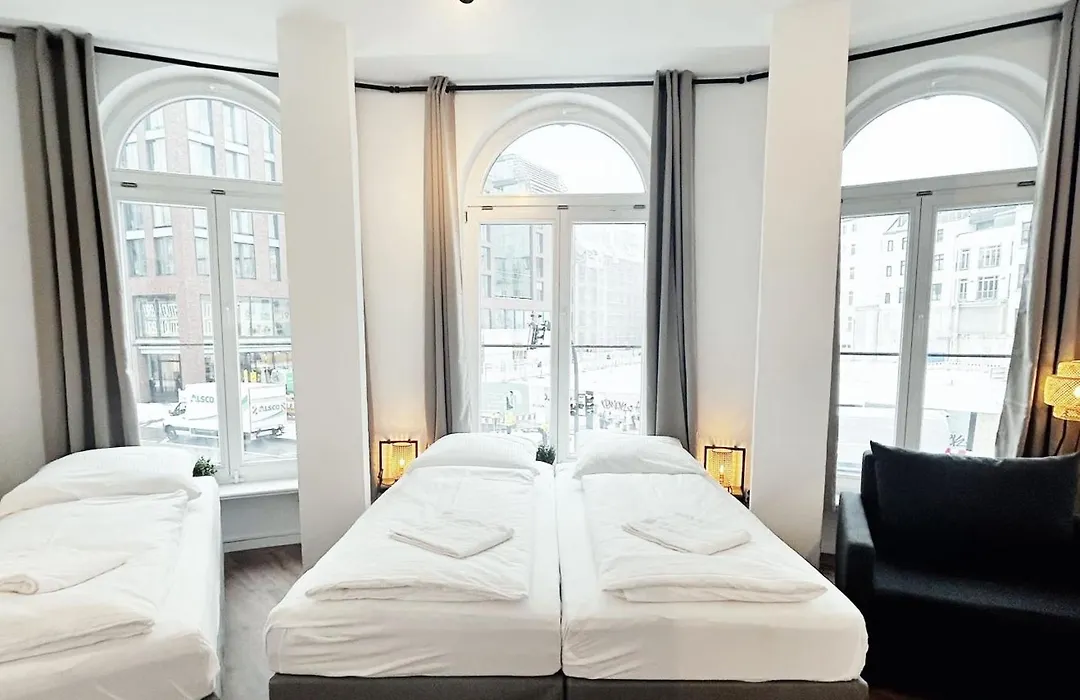 Stylish Apartment Near Binnenalster For Up To 8 Guests-1