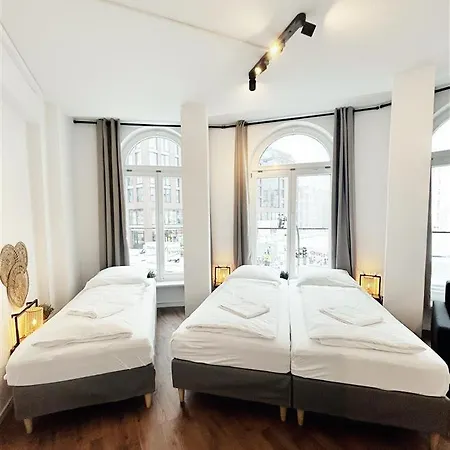Stylish Apartment Near Binnenalster For Up To 8 Guests-3